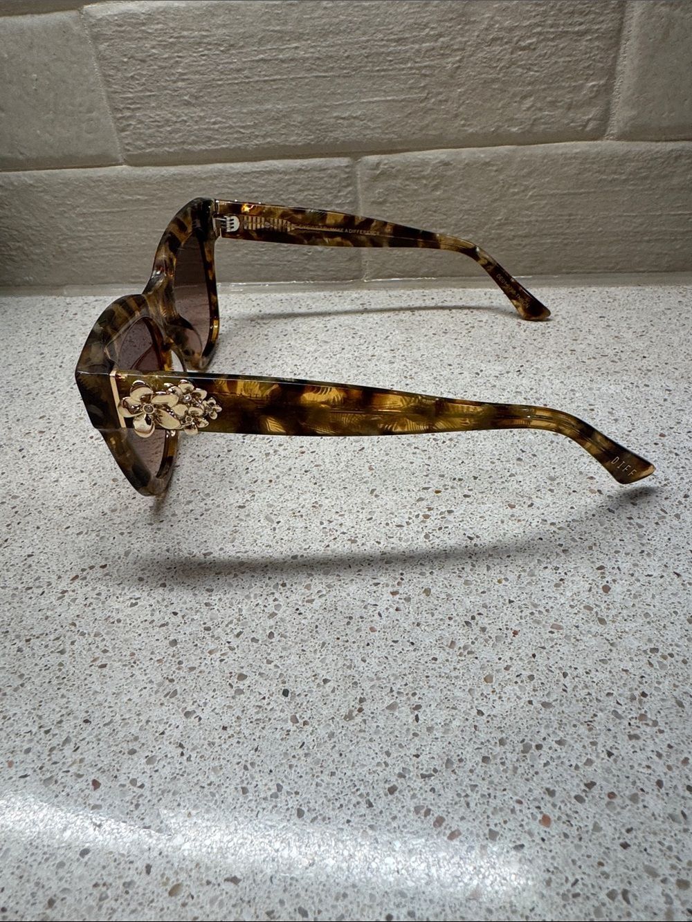Diff Eyewear x The White Lotus Hawaii Pineapple Sunglasses with Case and Cloth - Picture 6 of 11